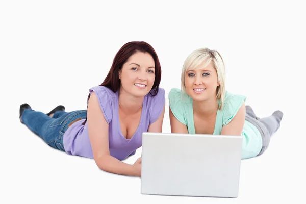 Jonge vrouwen met een laptop — Stockfoto
