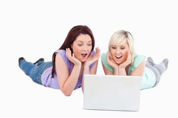Mujeres alegres con un ordenador portátil — Foto de Stock