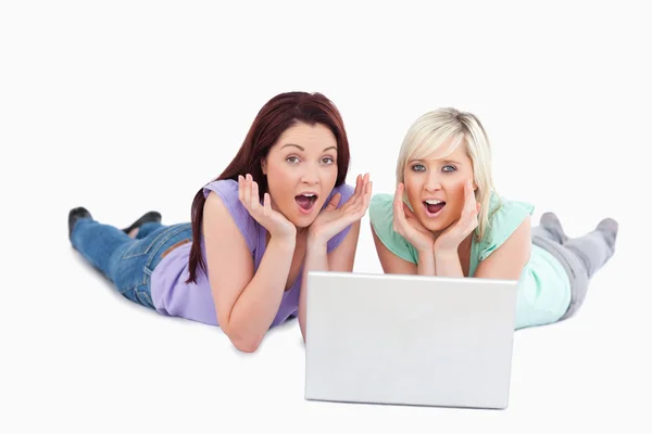 Shocked women with a laptop — Stock Photo, Image