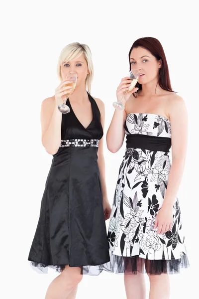 Mooie vrouwen in jurken drinken champaign — Stockfoto