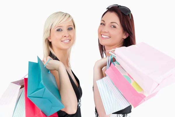 Schattig goed geklede vrouwen met shopping tassen — Stockfoto