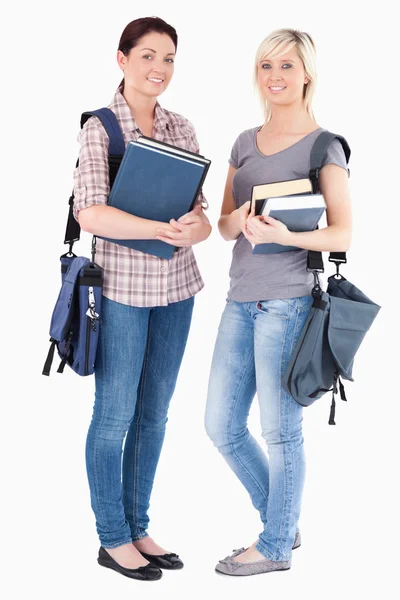 Портрет студентов колледжа с книгами в руках — стоковое фото