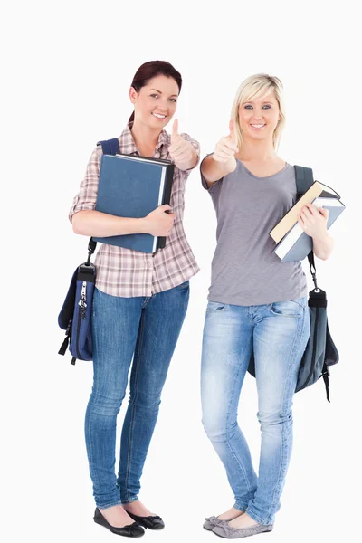 Retrato de estudantes universitários sorrindo segurando livros — Fotografia de Stock