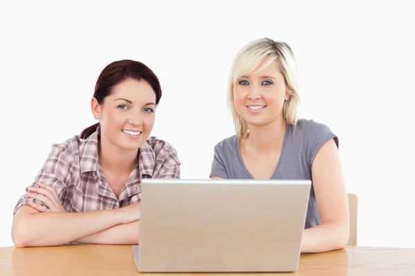 Mulheres bonitas aprendendo com laptop — Fotografia de Stock