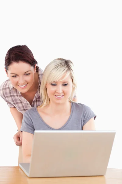 Mooie vrouwen met een laptop — Stockfoto