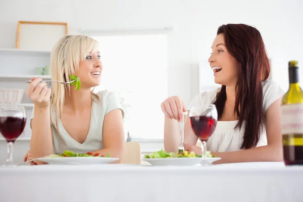 Niedliche Frauen essen Salat — Stockfoto