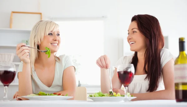 Mulheres alegres comendo salada — Fotografia de Stock