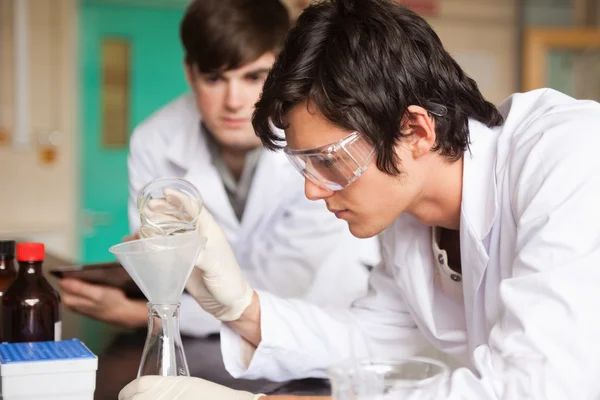 Estudantes de química fazendo uma experiência — Fotografia de Stock