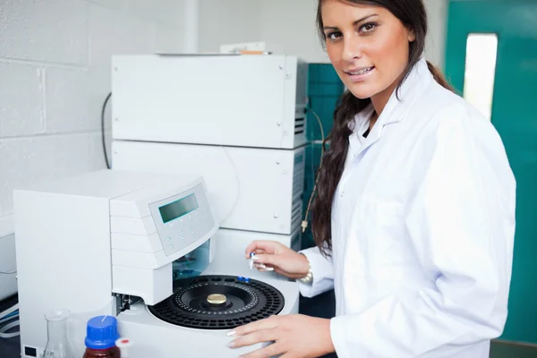 Assistente de laboratório sério usando uma centrifugadora — Fotografia de Stock