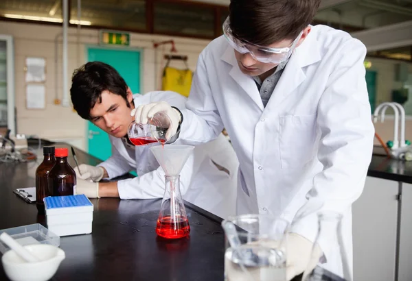 年轻化学学生做实验 — 图库照片