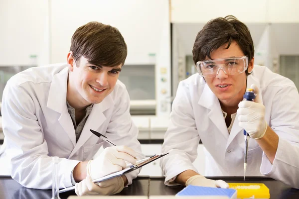Handsome scientists making an experiment — Stock Photo, Image