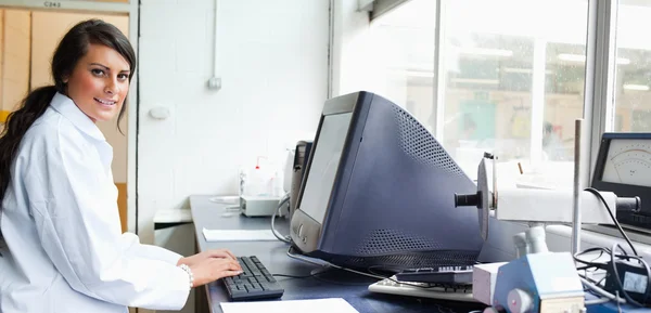 Female scientist with a monitor — Stock Photo, Image