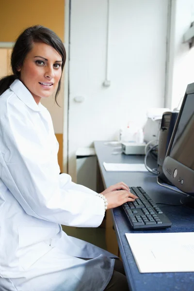 Portrait of a female scientist with a monitor — Stock Photo, Image