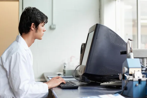 Student working with a monitor — Stock Photo, Image