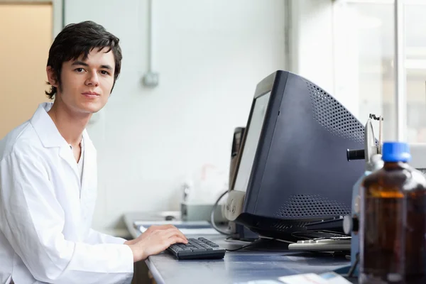 Student posing with a monitor — Stock Photo, Image