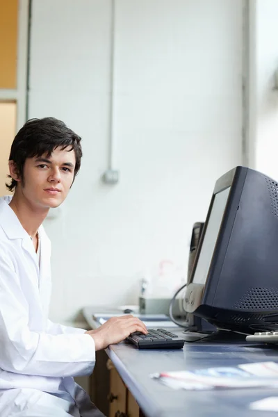 Porträt einer Studentin, die mit einem Monitor posiert — Stockfoto