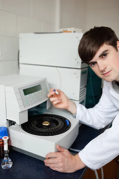 Goed uitziende laboratorium-assistent met behulp van een centrifuge — Stockfoto