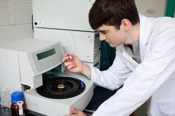 Jeune chimiste utilisant une centrifugeuse — Photo