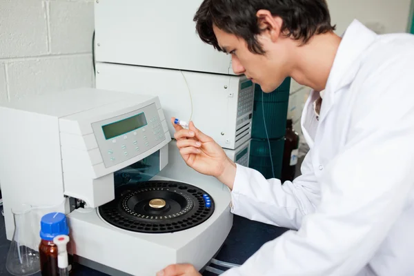 Jeune étudiant en chimie utilisant une centrifugeuse — Photo