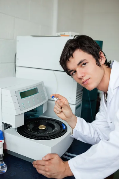 Retrato de un estudiante posando con una centrifugadora — Foto de Stock