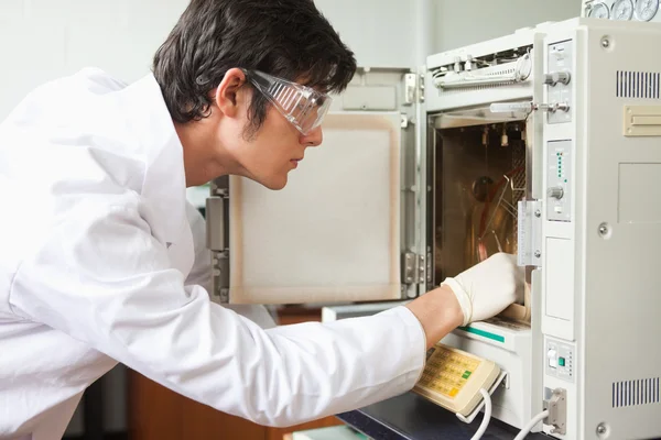 男性科学家使用实验室箱式炉 — 图库照片