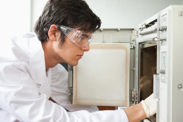 Close up of a scientist using a laboratory chamber furnace — Stock Photo, Image