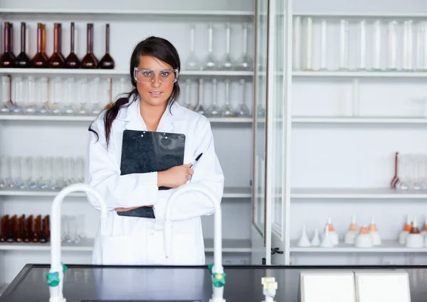 Cientista feminina segurando uma área de transferência — Fotografia de Stock