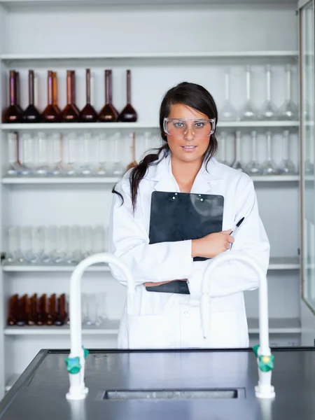 Portrét ženské vědce drží schránky — Stock fotografie