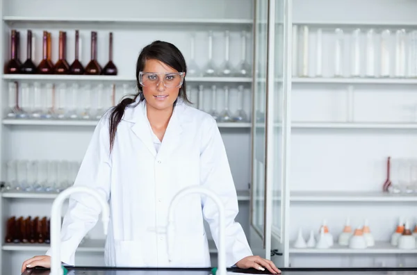 Ženské vědec v laboratoři — Stock fotografie