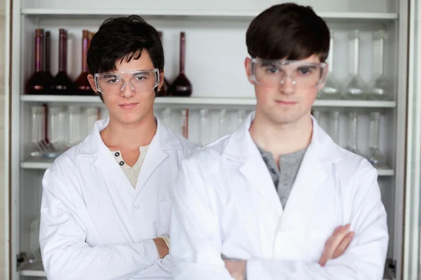 Ernstige mannelijke wetenschappers die zich voordeed — Stockfoto