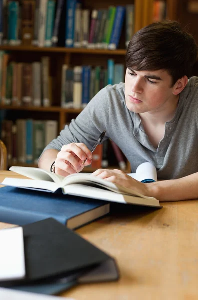 Πορτρέτο του όμορφος μαθητής γράφει σε χαρτί — Φωτογραφία Αρχείου