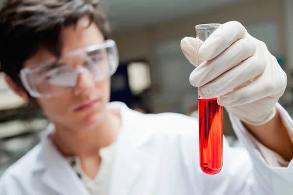 Jovem cientista segurando um tubo de ensaio — Fotografia de Stock