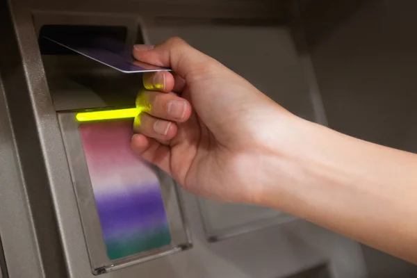 Primer plano de una mano insertando una tarjeta de crédito — Foto de Stock