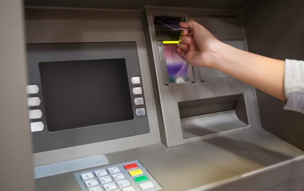 Mão inserindo um cartão de crédito — Fotografia de Stock