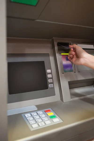 Portrait d'une main insérant une carte de crédit — Photo