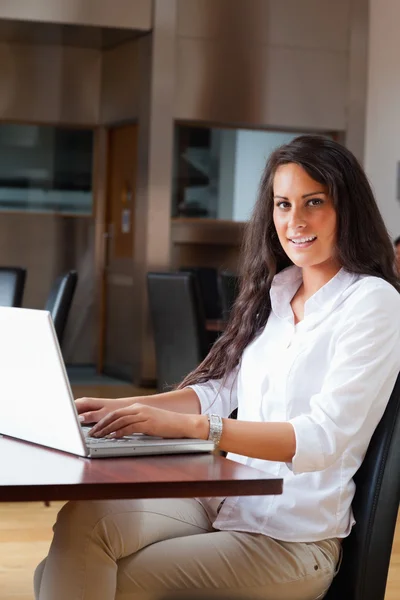 Portrait of a young woman using a laptop — Stock Photo, Image
