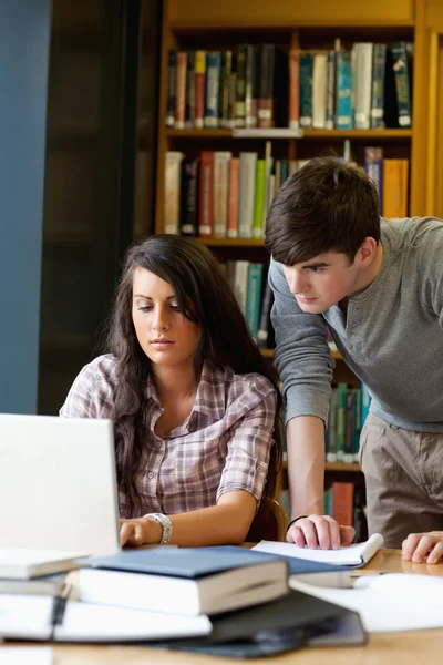 Retrato de estudantes trabalhando em conjunto com um laptop — Fotografia de Stock