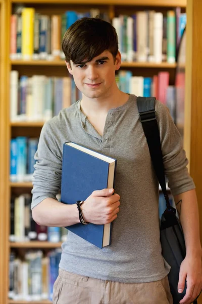 Νεαρός φοιτητής που κρατά ένα βιβλίο — Φωτογραφία Αρχείου