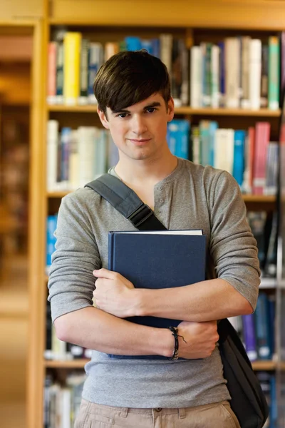Porträtt av ung student håller en bok — Stockfoto
