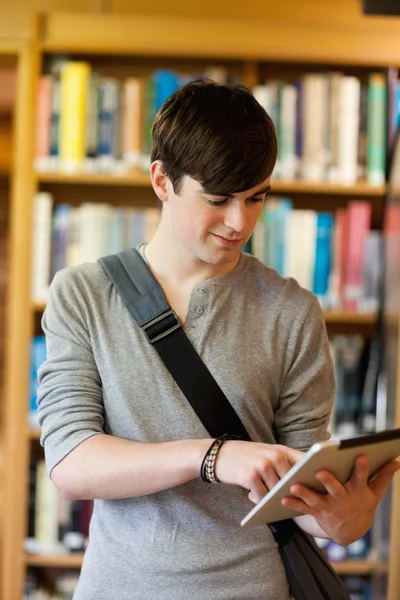 Portret van een jonge student met behulp van een tablet pc — Stockfoto