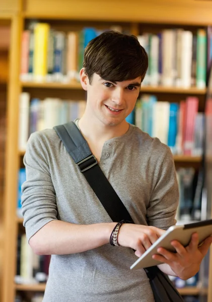 Portret student uśmiechający się przy użyciu komputera typu tablet — Zdjęcie stockowe
