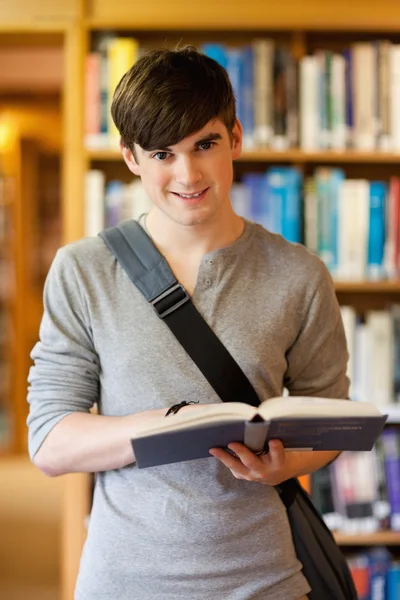 Portret van een knappe student houden een boek — Stockfoto