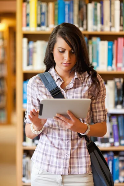 Retrato de um estudante lindo usando um computador tablet — Fotografia de Stock
