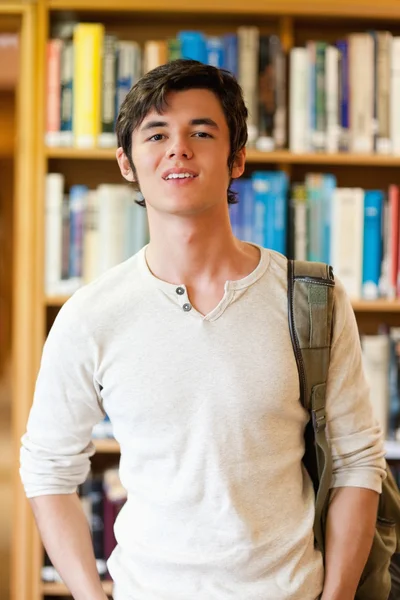 Portret przystojny student na stojąco — Zdjęcie stockowe