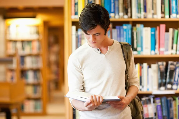 Serieuze student lezen van een boek — Stockfoto