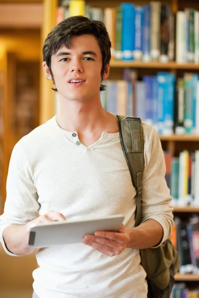 Retrato de um estudante sério segurando um computador tablet — Fotografia de Stock