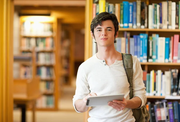 Estudiante serio sosteniendo una tableta — Foto de Stock