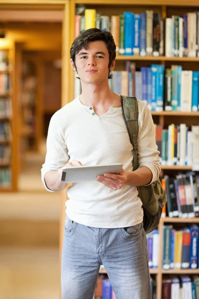 Retrato de um estudante sorrindo segurando um computador tablet — Fotografia de Stock