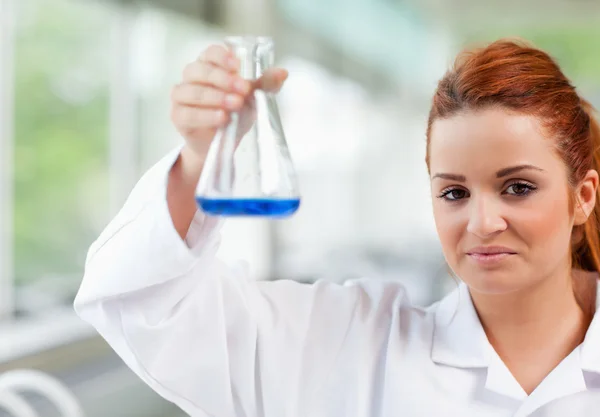 Vetenskap student håller en erlenmeyr kolv — Stockfoto