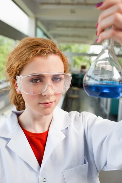 Portrét věda student drží baňky — Stock fotografie
